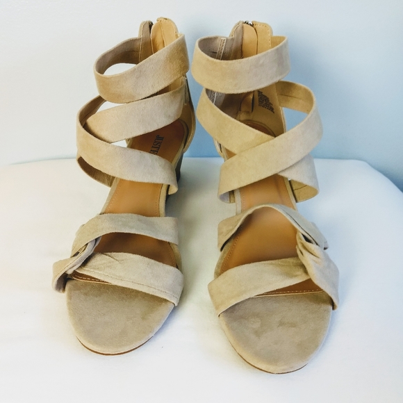 NWOB JustFab 'Ismay' 2-Inch Heel Beige Gladiator Zipper Back Sandals Size 10 - Picture 4 of 7